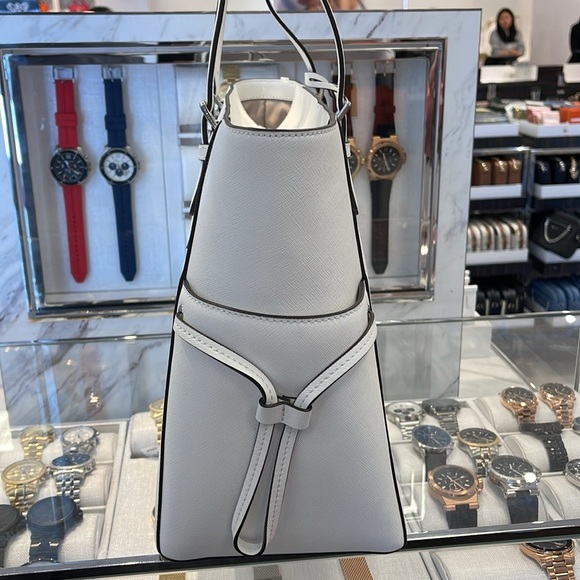 MICHAEL KORS
Jet Set Travel Lg Saffiano Leather Drawstring Travel Tote Shoulder - Picture 12 of 16